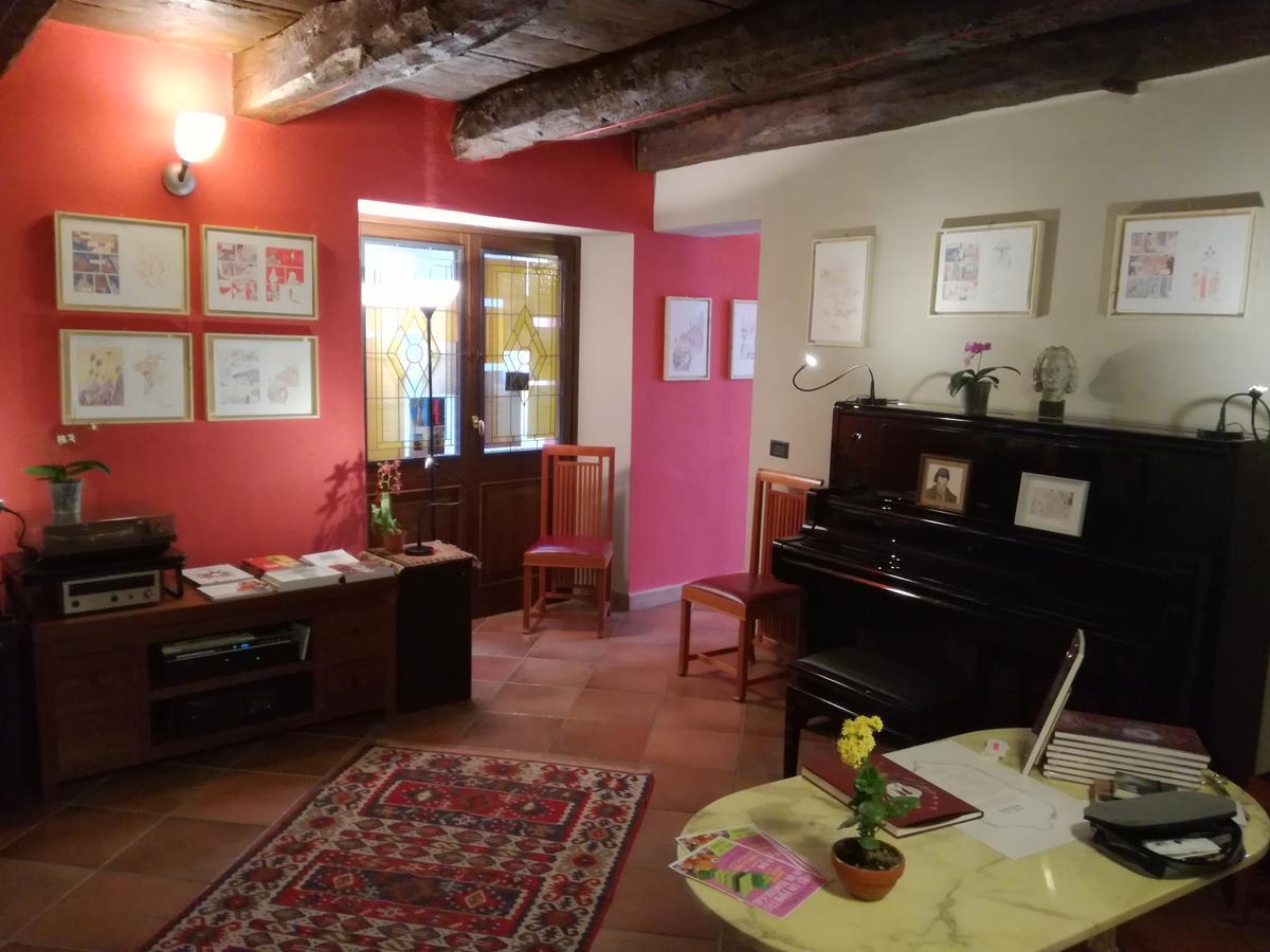 Casa Asso Di Coppe B&B Альба Экстерьер фото